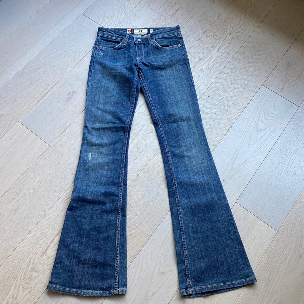 Juicy Couture jeans with cute back pocket details. Size 25